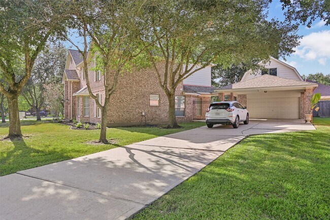 Building Photo - 313 Winding Oak Ln S