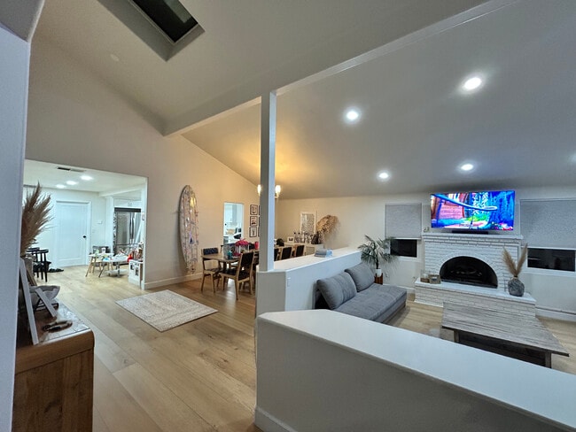 Vistas desde la puerta principal - 1728 Santa Ana Ave