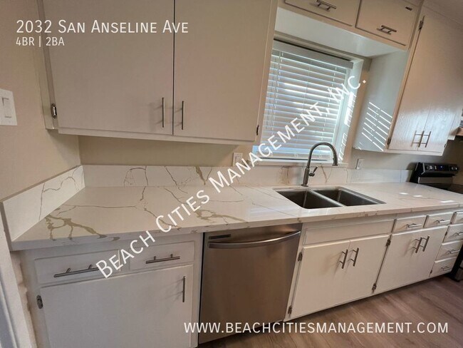 Foto del edificio - Remodeled 4 Bedroom 2 Bath Front House wit...