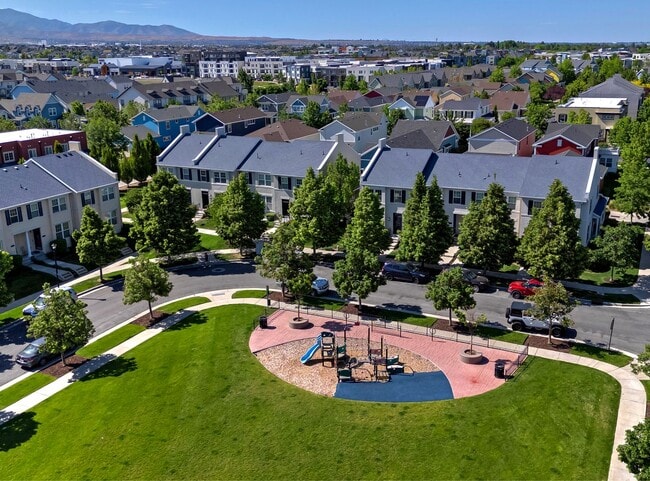 Building Photo - Stunning Daybreak Townhome!  **Open House ...