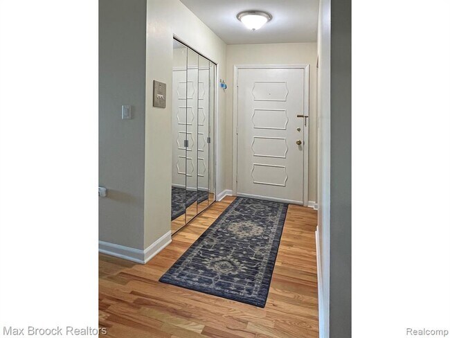 Foto del edificio - 801 W Long Lake Rd