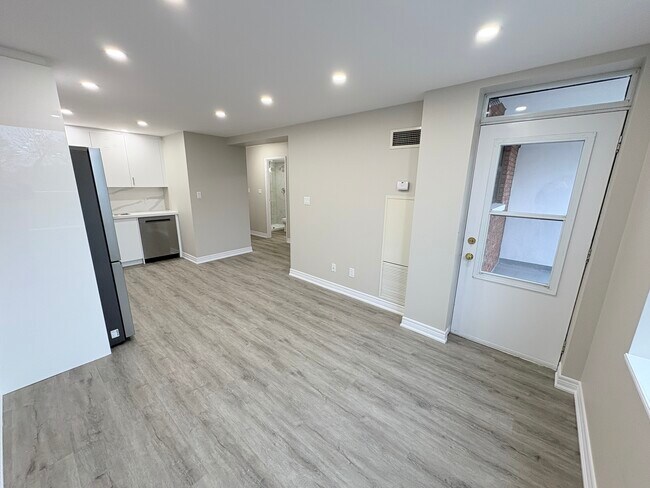 Building Photo - Beautiful Fully Renovated 1 bedroom with In suite Laundry