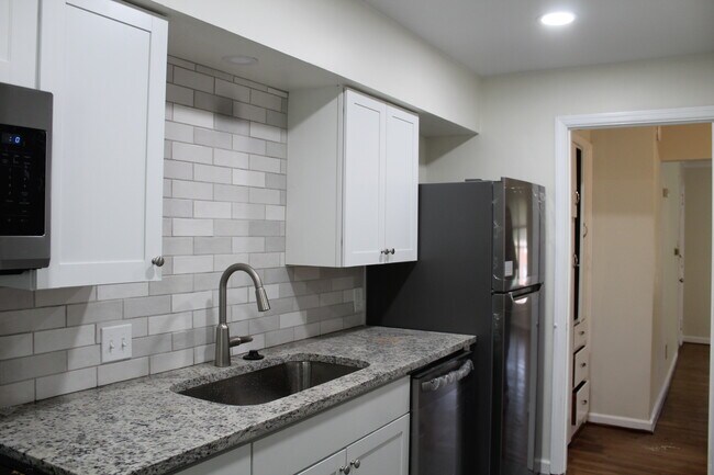Foto del edificio - 1448 Elmwood Ave