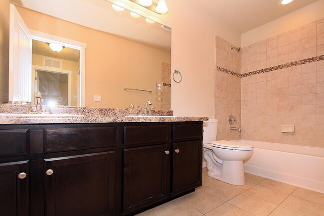 Baño de invitados en la planta superior - 7766 Wagonwood Place