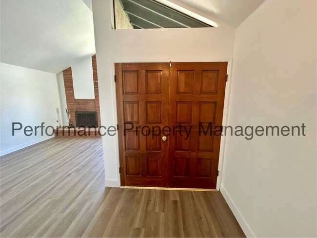 Building Photo - Stunning 3 Bed/2 Bath Split Wing Home w/ R...