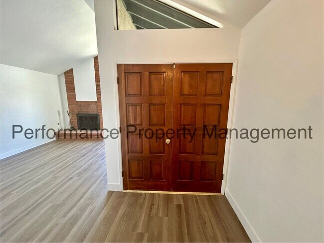 Foto del edificio - Stunning 3 Bed/2 Bath Split Wing Home w/ R...
