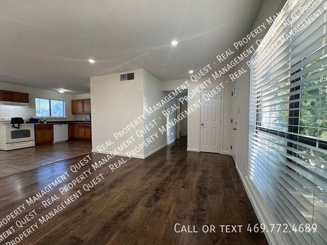 Foto del edificio - 5105 Sandalwood Ln