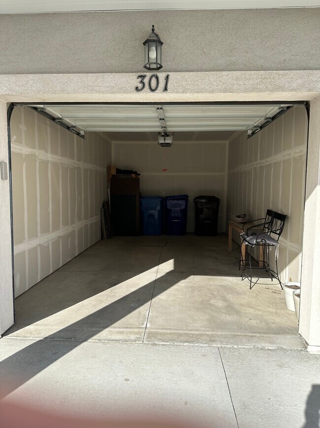 Garage - 14637 S McKellen Dr