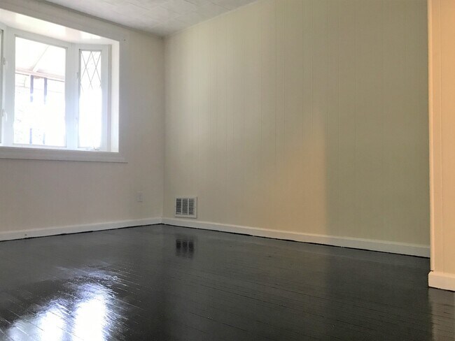 Building Photo - 3 Bedroom Townhome in Morrell Park - Finis...