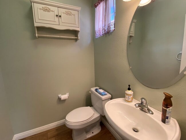 Building Photo - Oceanside stunner - 3 bedroom townhome ava...