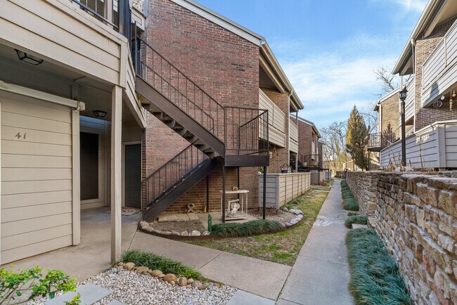 Foto del edificio - 8545 Midpark Rd