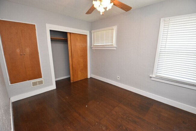 Building Photo - 3 bedroom 1 bath Mishawaka IN home for rent