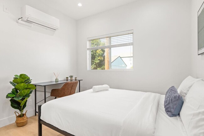 Foto del edificio - A 3 Bedroom apartment with ensuite bathrooms, common areas and a fully functional kitchen at 1736...