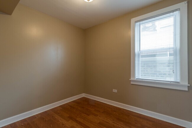 Building Photo - 1015 W 31st Pl