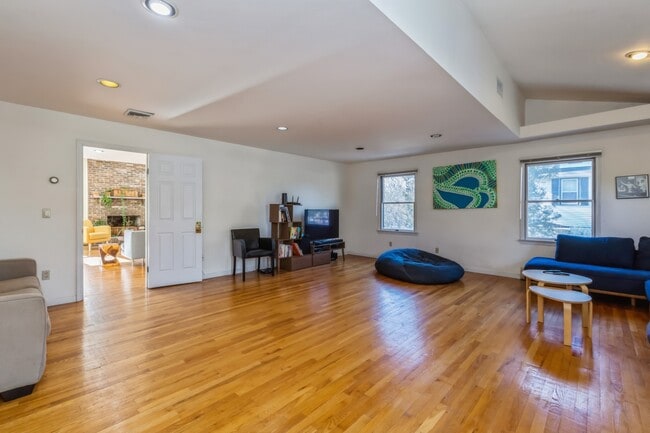 Foto del edificio - 10 Hillside Ave