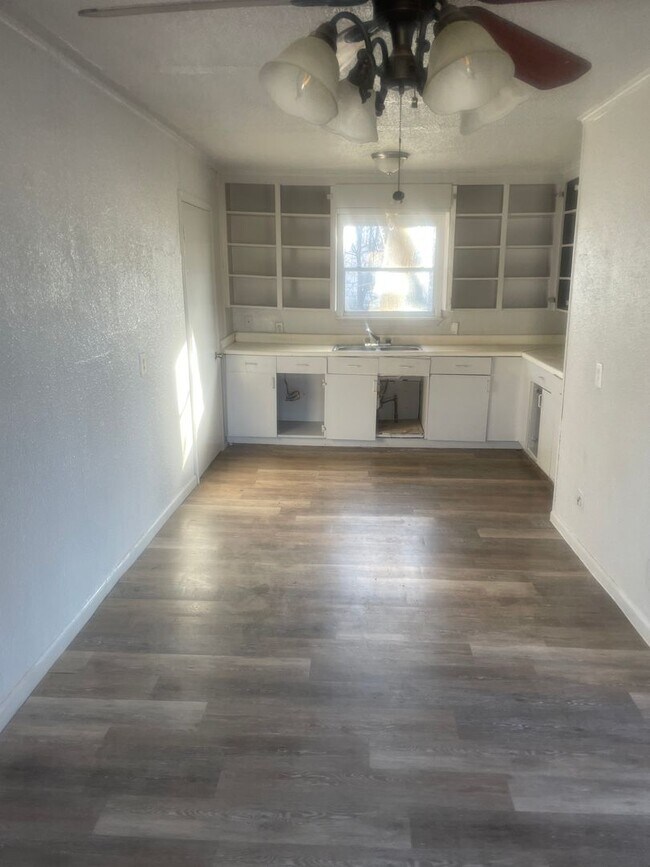 Foto del edificio - 3 bedroom plus garage