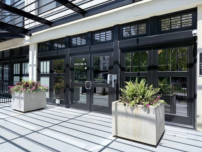 Foto del edificio - 1070 W 15th St