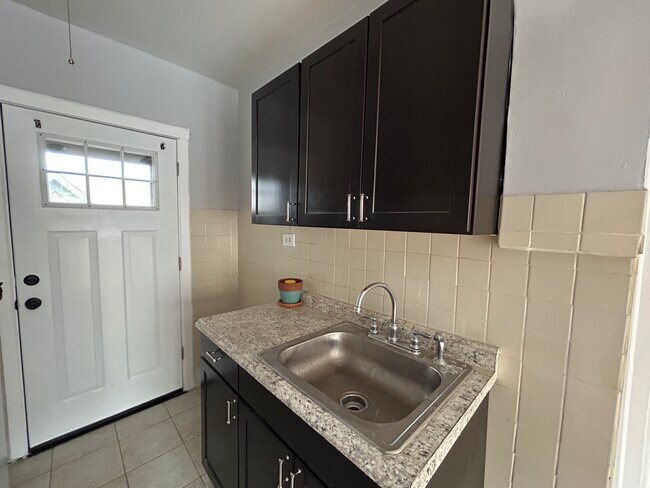 Building Photo - 4628 N Wolcott Ave