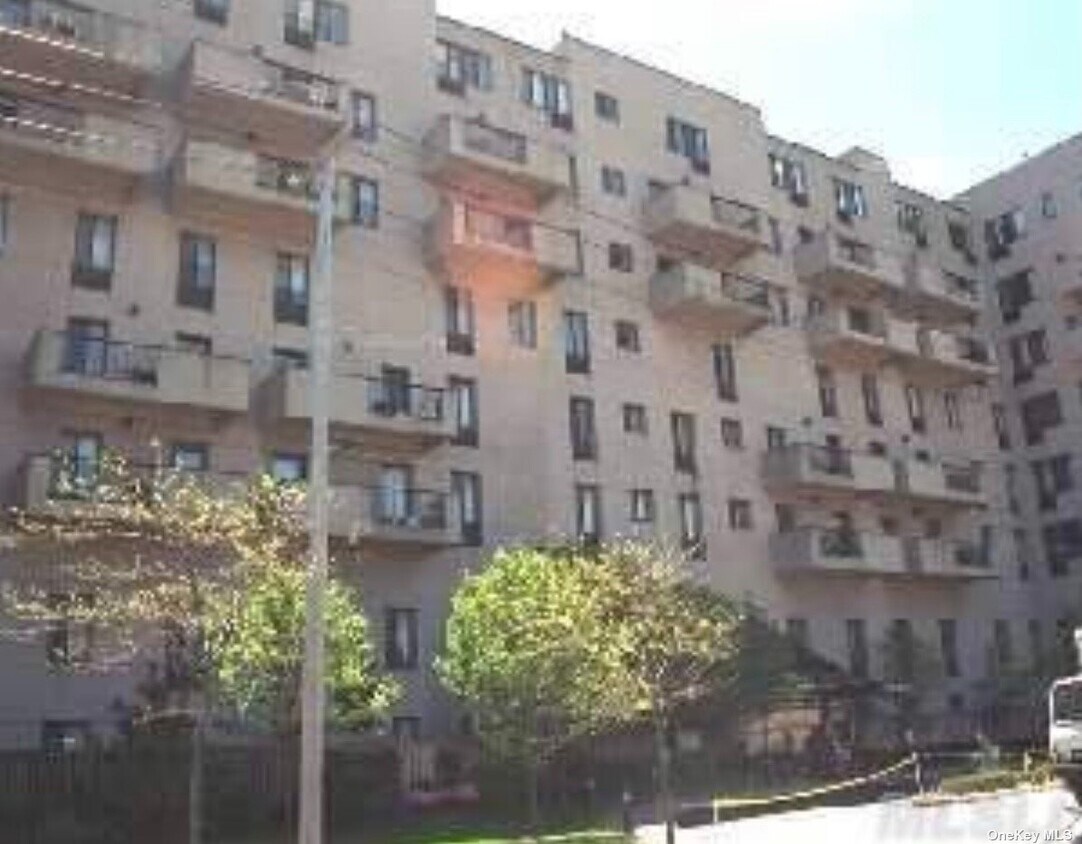 Primary Photo - 100 W Broadway