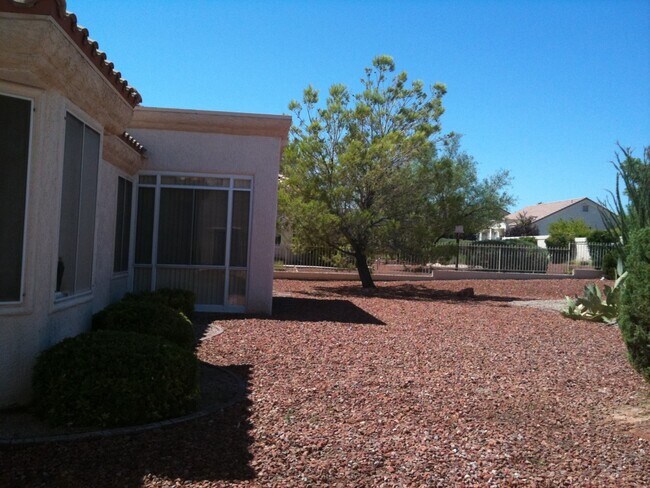 Foto del edificio - Very Cute 2-Bedroom/2-Bathroom + Den, Single Story Home in Sun City Summerlin! 55+