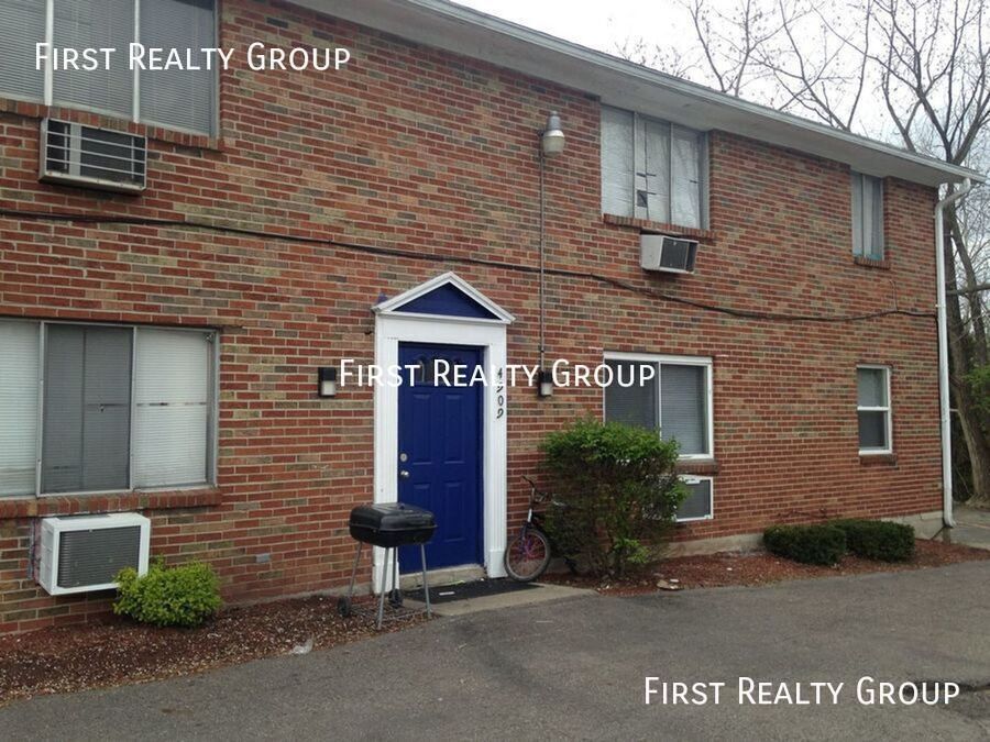 Primary Photo - 2 Bedroom, 1 Bath Apartment for Rent, Move...