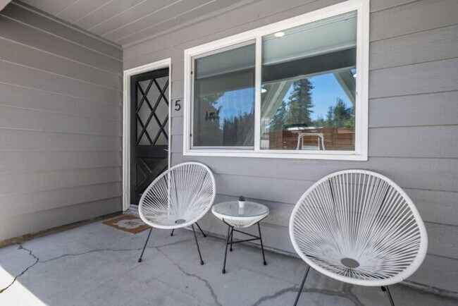 Building Photo - Cozy, Fully Furnished, One Bedroom One Bat...