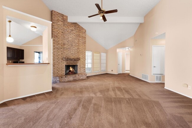 Building Photo - NW home available for asap move in!