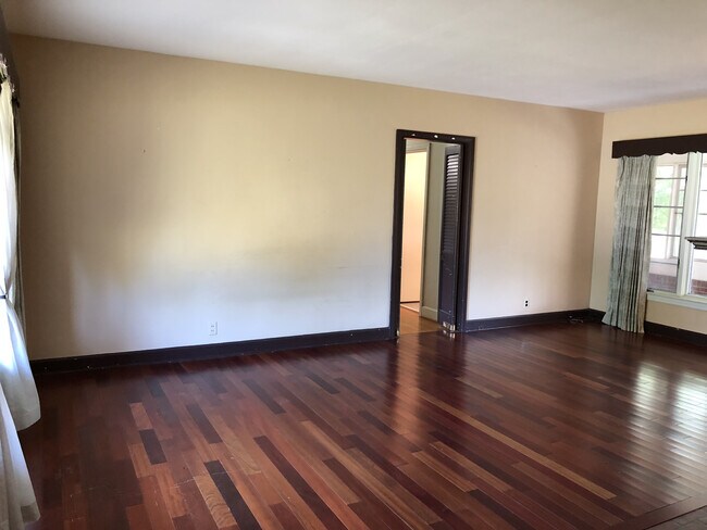 Foto del edificio - 1619 Jones Blvd