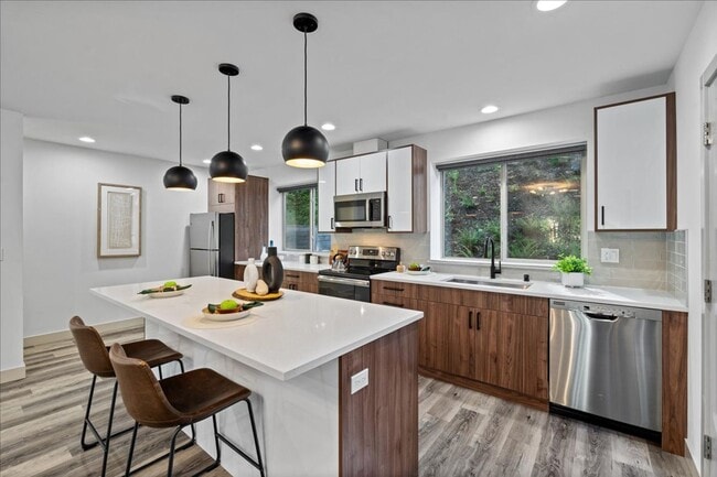 Building Photo - West Seattle - 3 Bedroom - 2.5 Bathroom w/ AC!