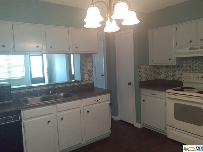 Building Photo - 1051 Country Club Dr