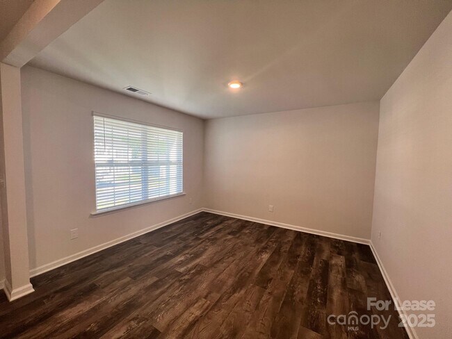 Building Photo - 7868 Whispering Strm Dr