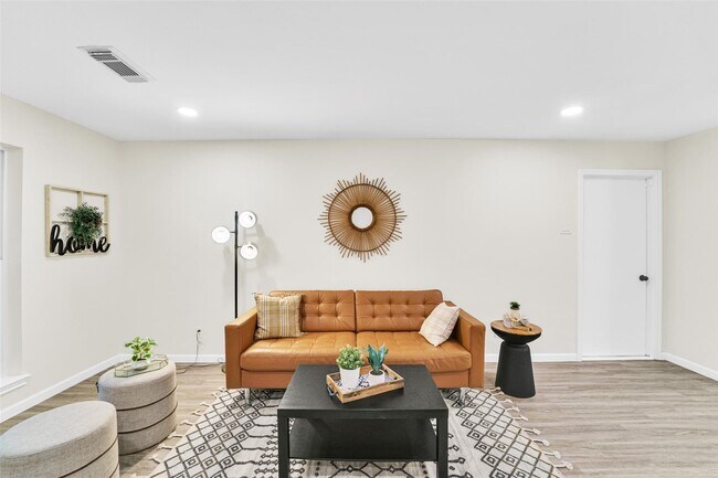 Foto del edificio - 9714 Blankenship Dr