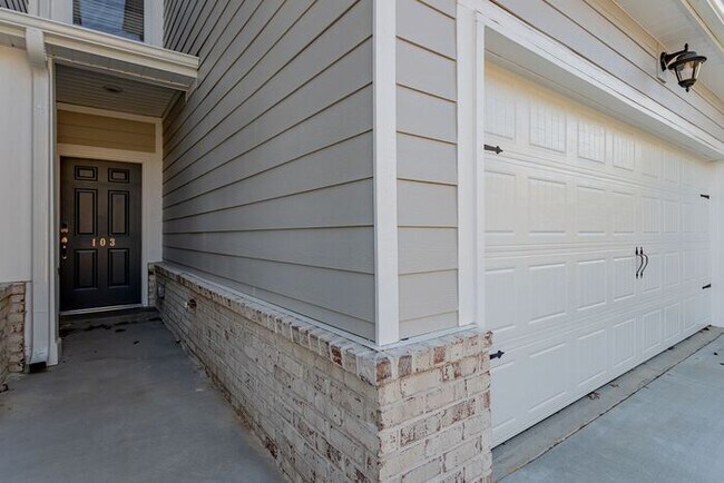 Building Photo - 3 Bedroom 2.5 Townhome centrally located i...