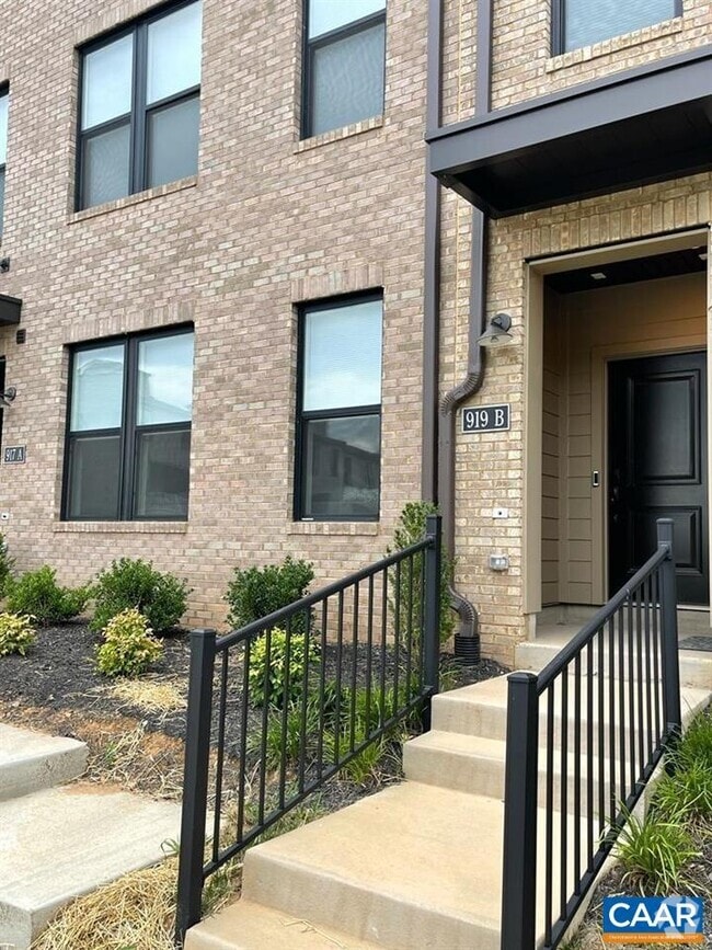 Building Photo - 919 Salamander St