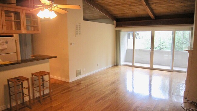 Foto del edificio - 6355 Green Valley Cir