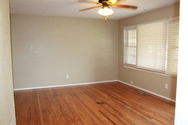 Building Photo - Storm Shelter! 3 beds, 2 baths, 2 living a...