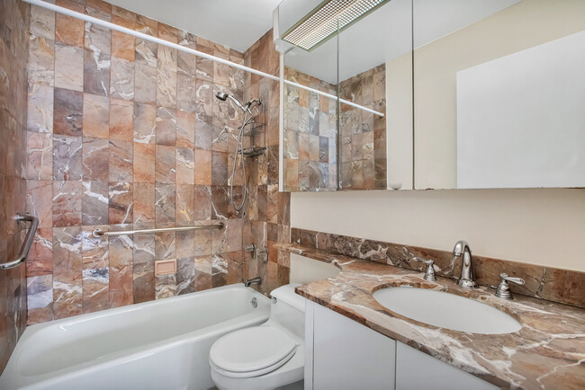 Building Photo - 225 W 83rd St