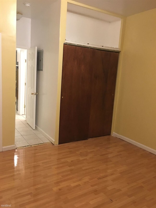 Building Photo - 2 br, 1 bath Apartment - 5869 57th Rd