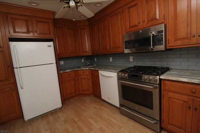 Building Photo - 273 Perry St