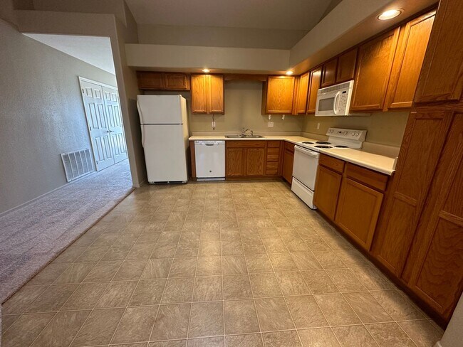 Building Photo - UNIQUE 2 BEDROOM TOWNHOUSE WITH 1 CAR GARAGE