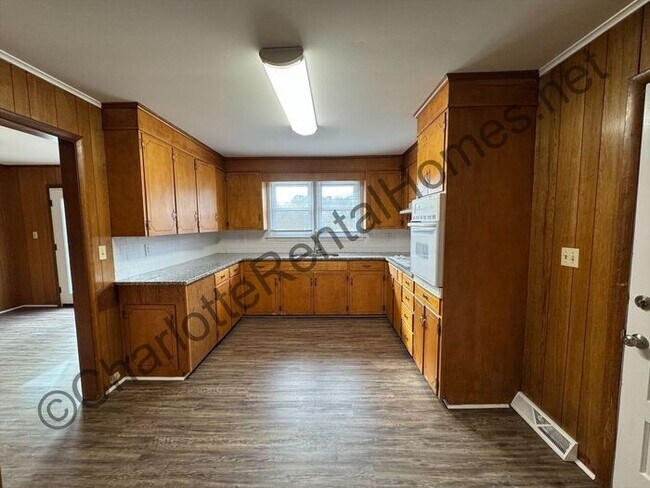 Building Photo - Brick ranch with brick workshop