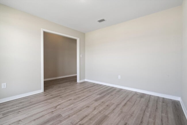 Building Photo - 4 Bedroom Beauty in Foley