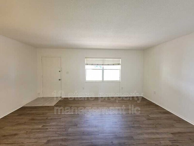 Building Photo - 4725 39th Ave N