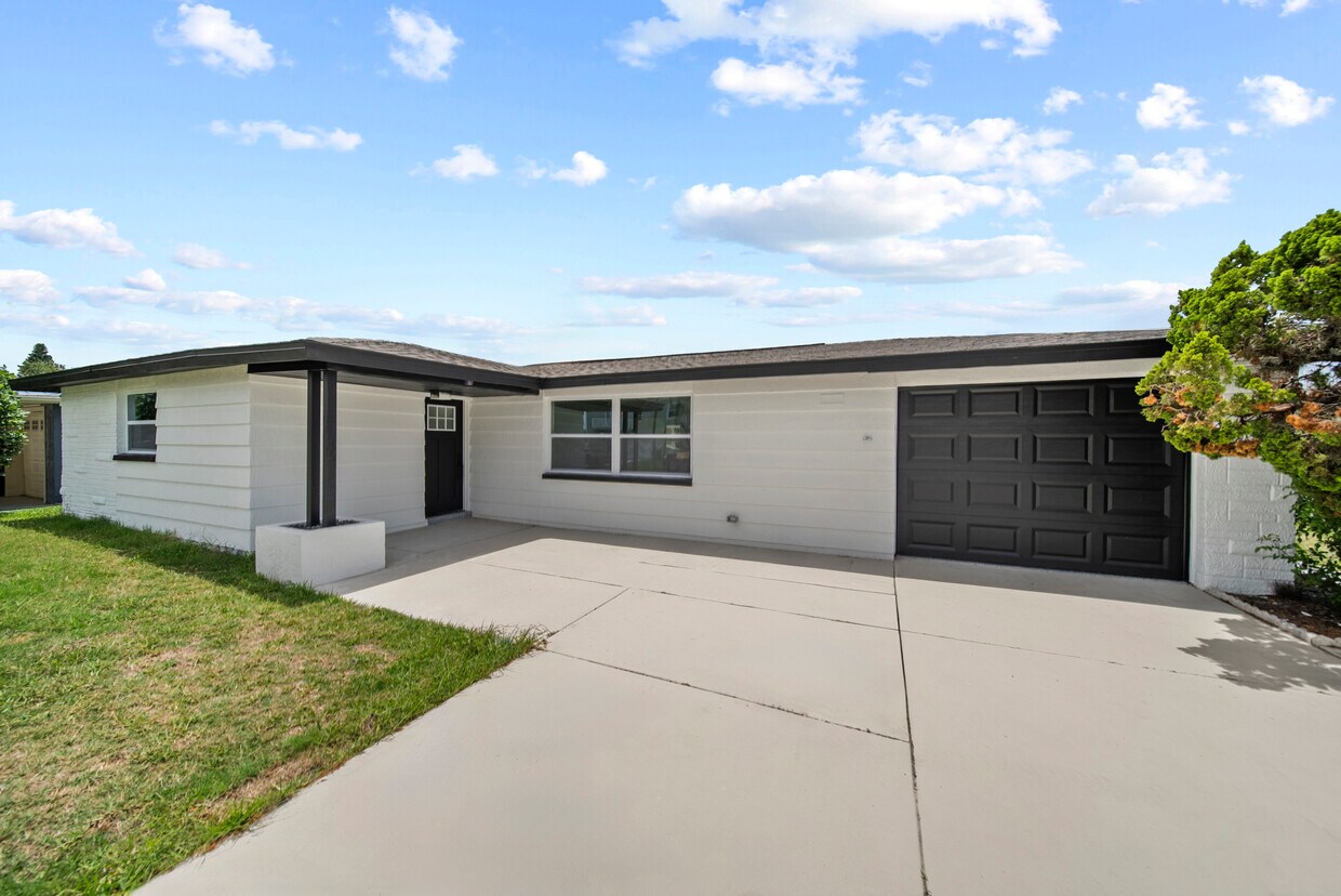 Building Photo - 13715 Maria Dr