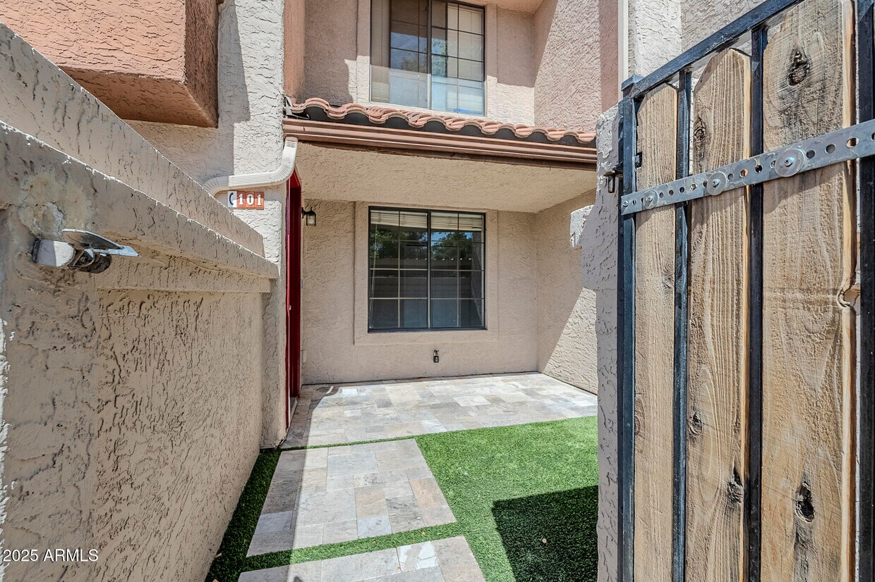 Foto principal - 818 S Westwood