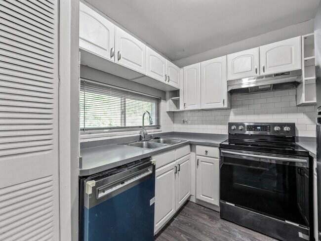 Foto del edificio - 31701 Hoover Rd