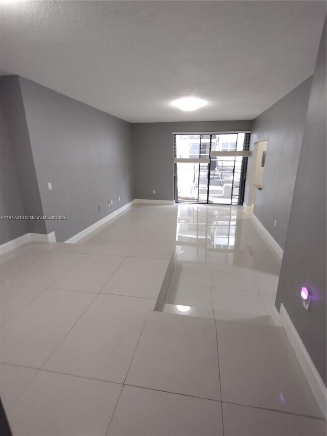 Foto del edificio - 6061 Collins Ave