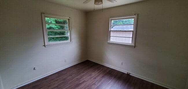 Building Photo - 2 Bedroom 1 Bathroom Duplex