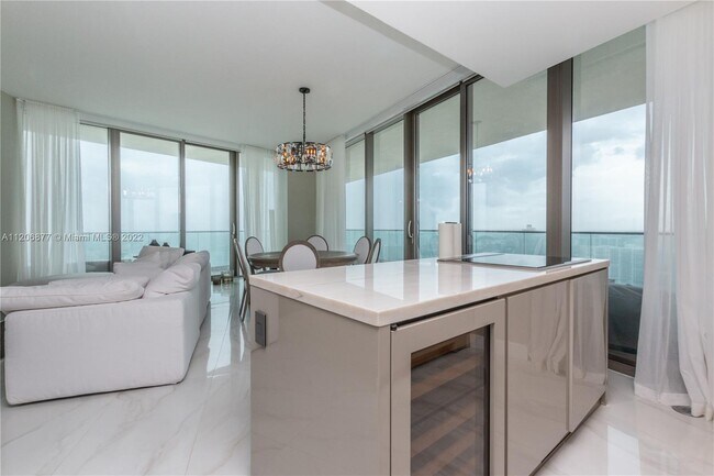 Foto del edificio - 18975 Collins Ave