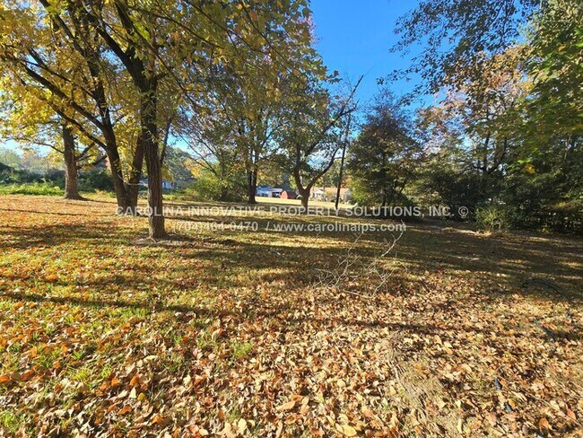 Building Photo - 1805 Falconhurst Dr